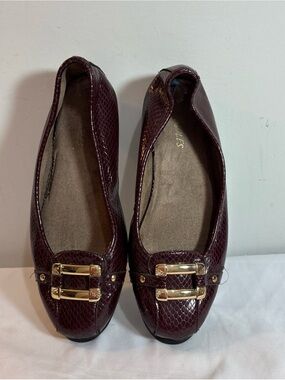 Aerosoles Women’s Burgundy Snake-Texture Ballet Flats with Gold Buckle. 8/17